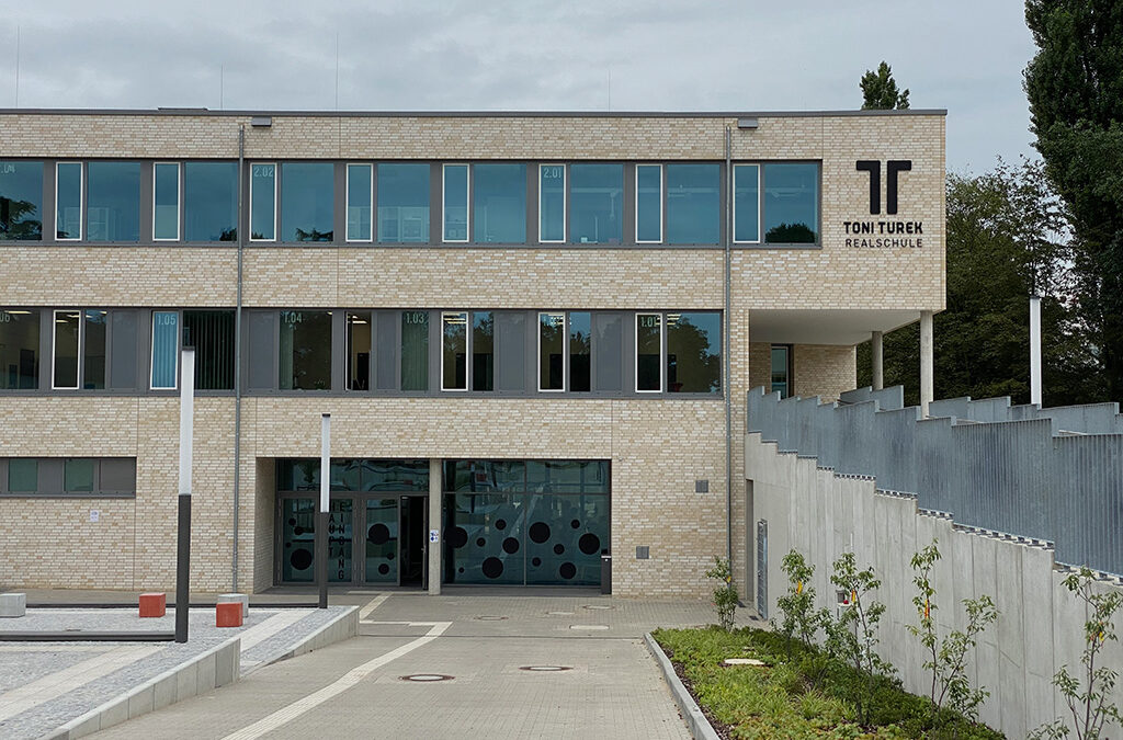 Realschule und Dreifeld-Sporthalle, Düsseldorf